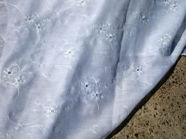 Material textil brodat1