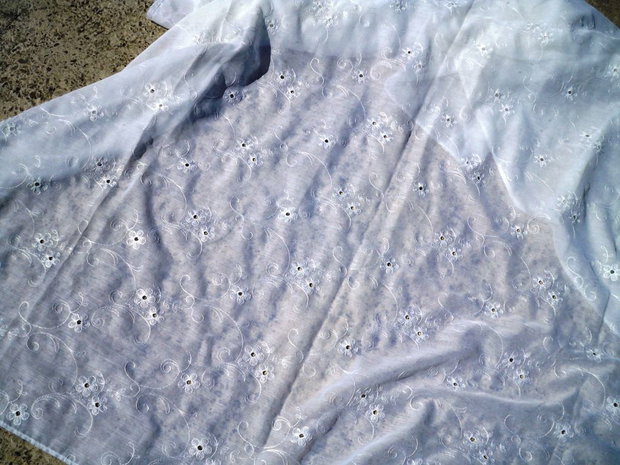 Material textil brodat1