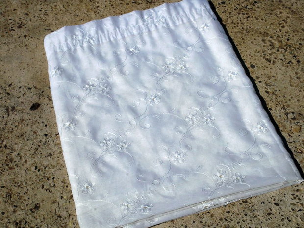 Material textil brodat1