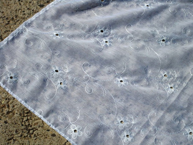 Material textil brodat1