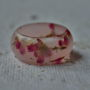 Inel rășină colorata cu flori roz, Verighetă rășină cu inserții naturale, Bijuterii florale - Rezervat Claudia