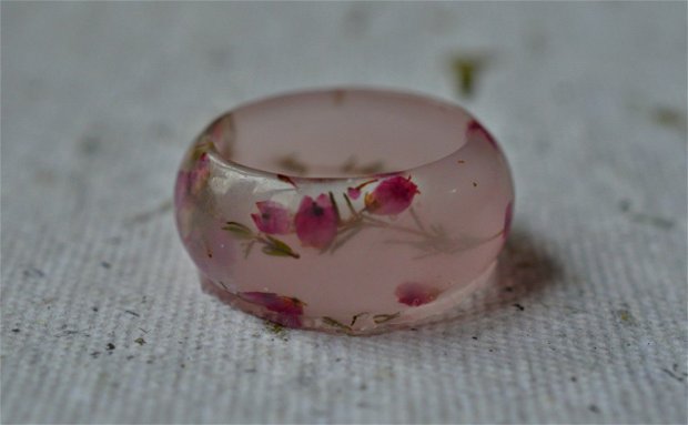 Inel rășină colorata cu flori roz, Verighetă rășină cu inserții naturale, Bijuterii florale - Rezervat Claudia