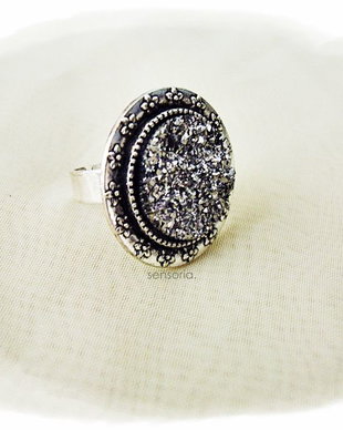 inel cu cabochon druzy argintiu