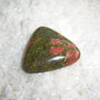 Cabochon din unakit triunghiular cu colturile rotunjite aprox 6x25x25 mm