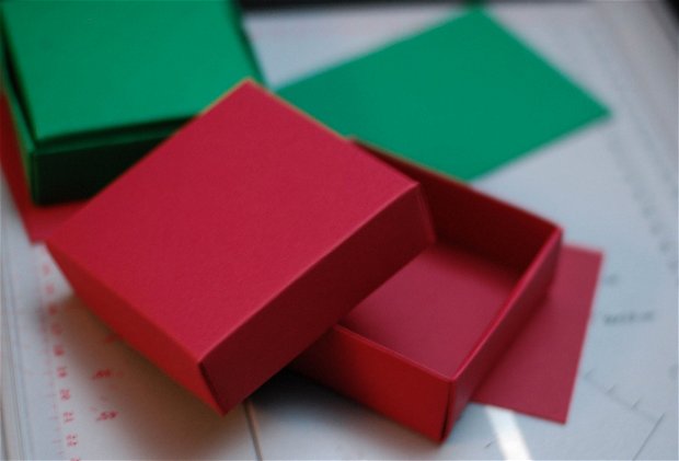 Cutie cadou cu capac din carton colorat - 9 x 9 x 3 cm