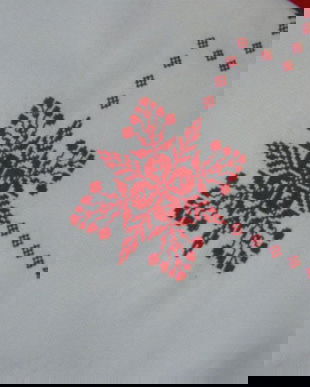 Fata de masa in cruciulite