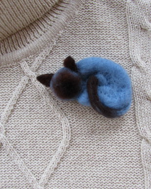 Brosa/ornament` Pisica albastra`