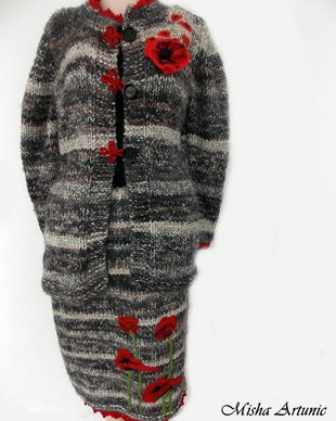 Costum tricotat cu maci impasliti