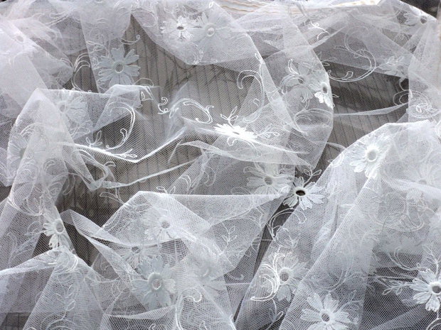 Tulle brodat