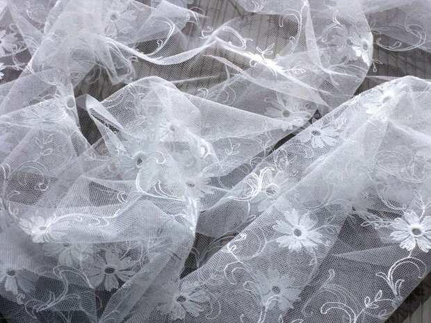 Tulle brodat