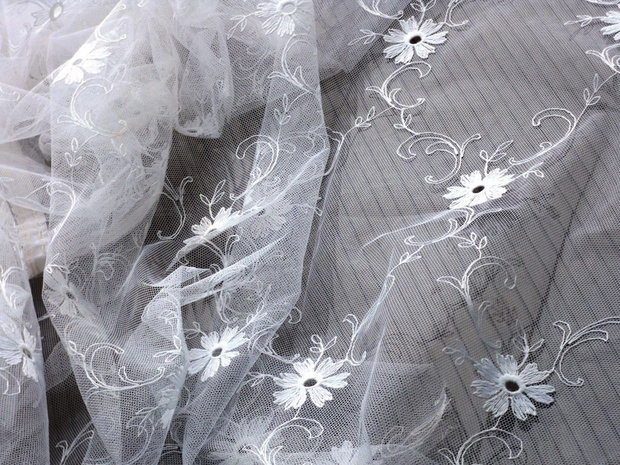 Tulle brodat