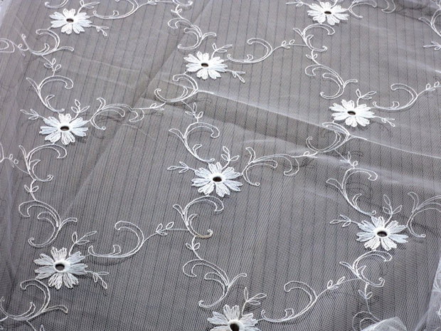 Tulle brodat