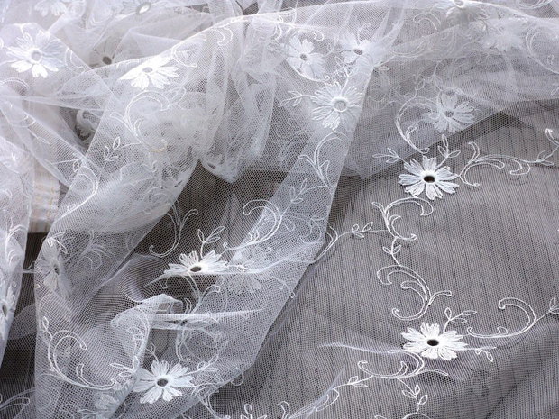 Tulle brodat