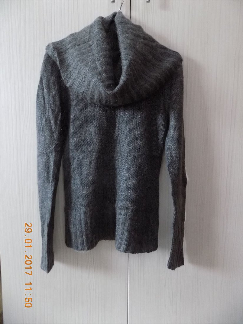 pulover gri-antracit,calduros,cu un guler supradimensionat