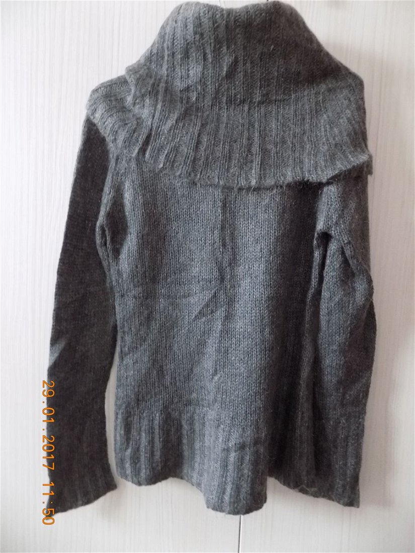 pulover gri-antracit,calduros,cu un guler supradimensionat