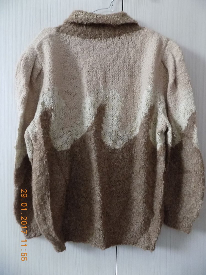 pulover in trei culori ,pe nuante de bej,impletit manual,calduros, o aparitie care va scoate di anonimat