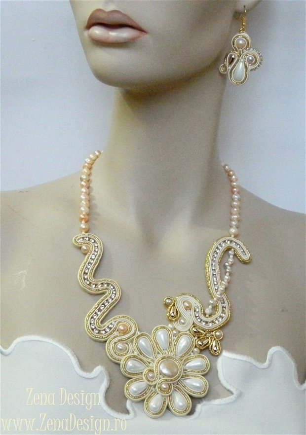 Set bijuterii aurii cu perle de cultură, colier şi cercei statement unicat, colier şi cercei ivoire cu auriu, set bijuterii perle unicat