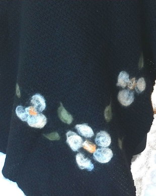 Poncho cu aplicatie de flori de lana si matase naturala impaslite
