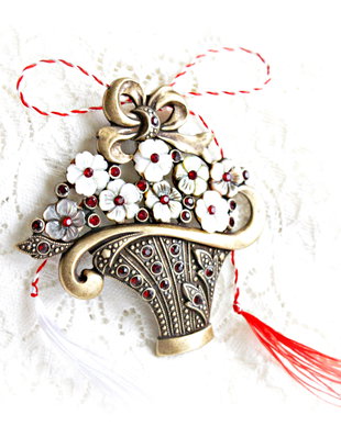 Brosa martisor Cos cu flori