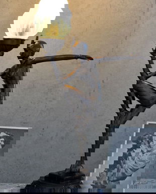 LAMPA DE MASA ART DECO CU O FEMEIE CU UN BEC FLACARA OLIMPICA