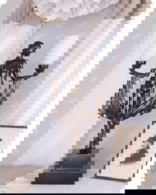 LAMPA DE MASA ART DECO CU O FEMEIE CU DOUA BECURI PE BRATE