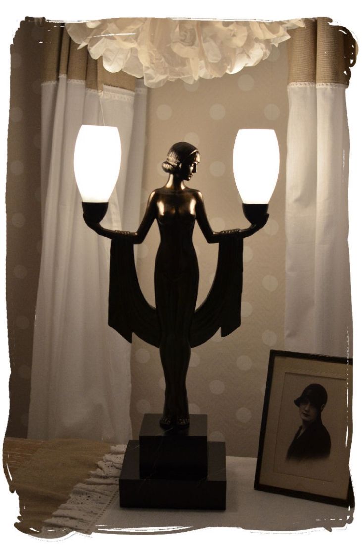 LAMPA DE MASA ART DECO CU O FEMEIE CU DOUA BECURI PE BRATE