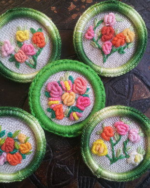 Brose-martisoare cusute