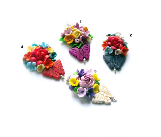 Fluturi din howlite si flori