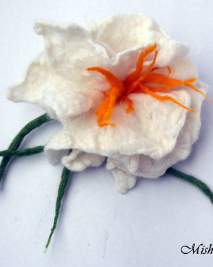 Brosa impaslita floare