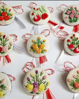 Martisor cu flori brodate