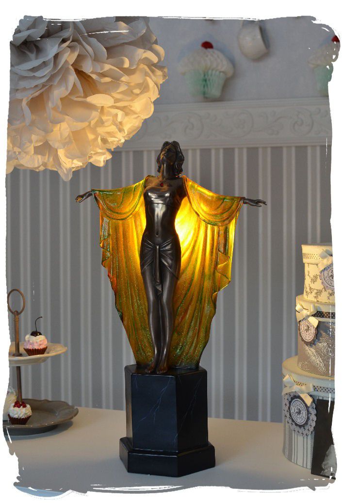 LAMPA ART DECO CU O FEMEIE CU MANTIE