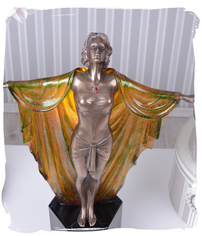 LAMPA ART DECO CU O FEMEIE CU MANTIE