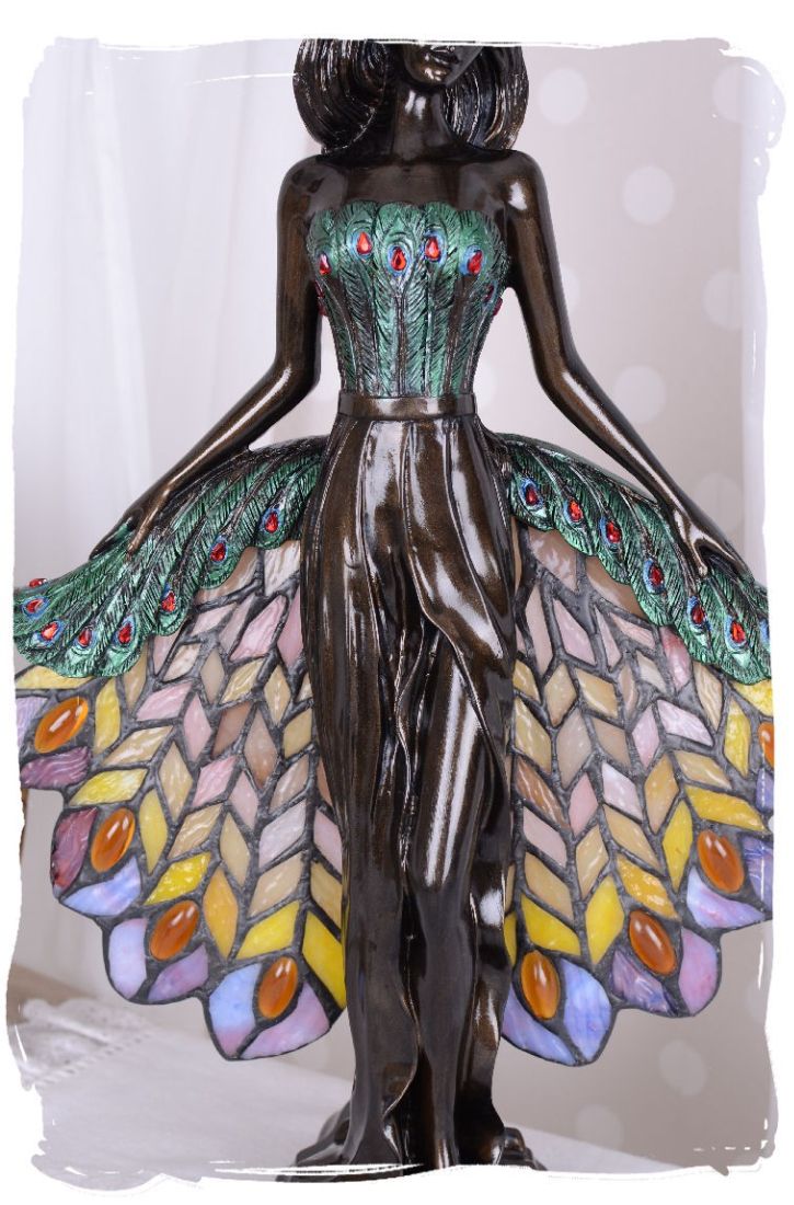LAMPA TIFFANY CU O FEMEIE CU O ROCHIE CU TRENA