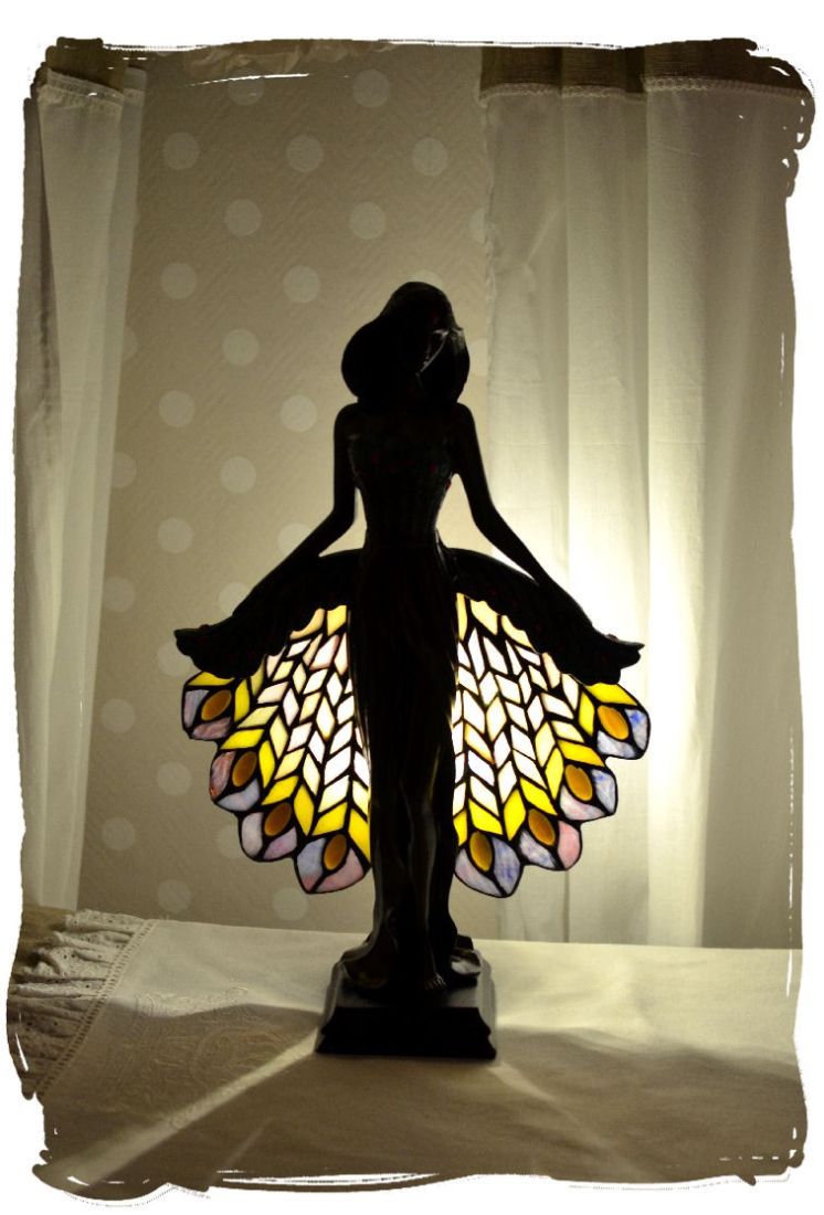 LAMPA TIFFANY CU O FEMEIE CU O ROCHIE CU TRENA