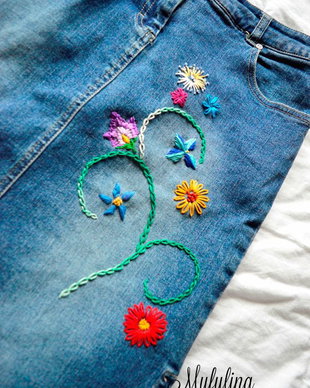 Fusta din denim cu flori cusute
