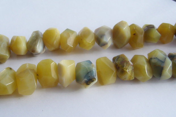 Opal galben NATURAL nugget-uri mari fatetate aprox 10-11x14-16x11-12 mm