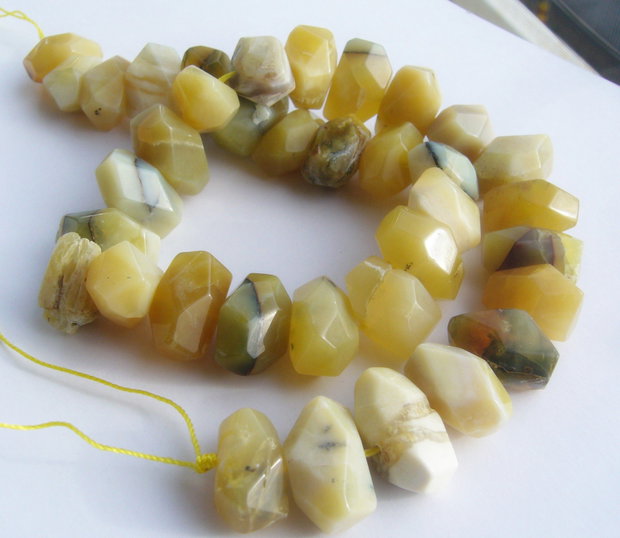 Opal galben NATURAL nugget-uri mari fatetate aprox 10-11x14-16x11-12 mm