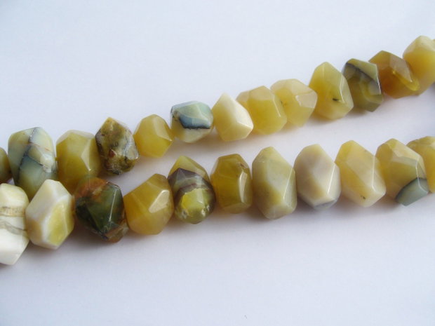 Opal galben NATURAL nugget-uri mari fatetate aprox 10-11x14-16x11-12 mm