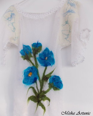 Bluza cu flori albastre impaslite