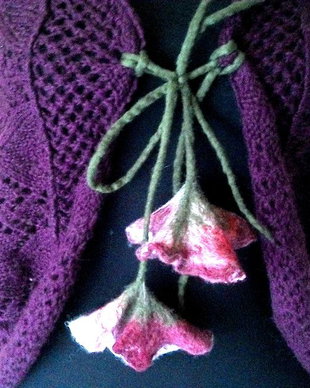 Cardigan  cu flori de lana si matase impaslite