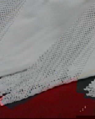 Fata de masa cu dantela