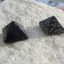 Piramida din obsidian snowflake cu latura de 14 mm si inaltimea de 9.5 mm