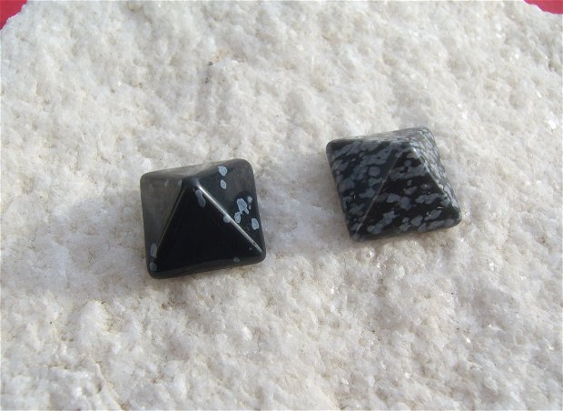 Piramida din obsidian snowflake cu latura de 14 mm si inaltimea de 9.5 mm