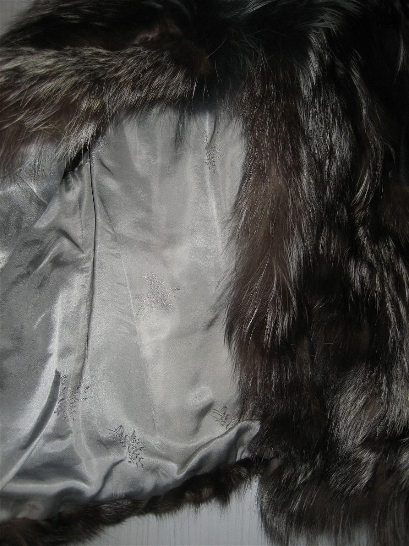 vesta din blana argintie ,cu insertii de piele neagra,cu par sanatos,lucios.bine argasta blana