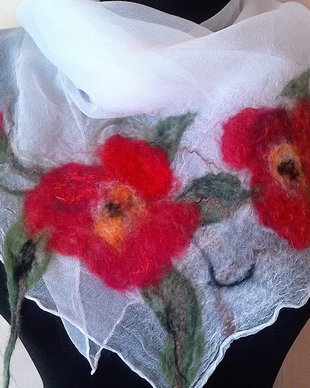 Esarfa de matase naturala cu aplicatie de flori de lana impaslite prin tehnica de nunofelting