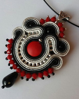 Pandantiv soutache rosu-negru-argintiu