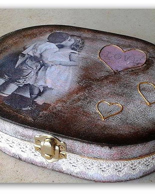,,First Love'' - Cutie pentru amintiri - decorată prin tehnica decoupage