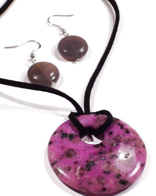 Pandantiv si cercei din Sediment roz fuchsia si Agata gri - PA020, CE020 - colier pietre semipretioase, cadou pentru ea, cadou romantic, cadou 8 martie, martisor