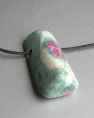 Pandantiv piatra ruby fuchsite