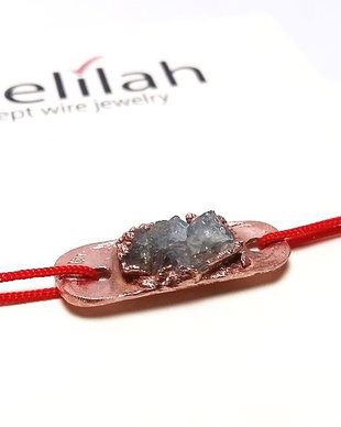 Bratara reglabila cu snur rosu, cipsuri aquamarine